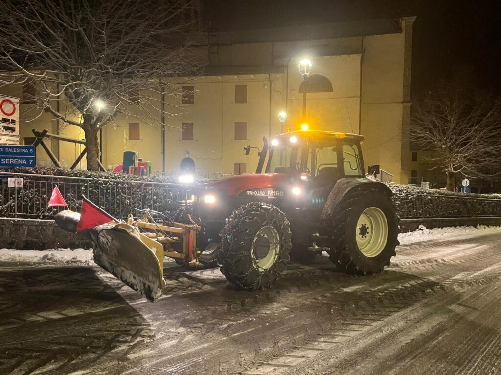 Spazzaneve Obiettivo Verde in azione di notte durante il servizio neve natalizio a Bologna.