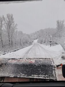 Sgombero neve su strada provinciale innevata a Bologna con mezzi Obiettivo Verde